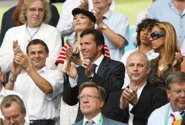 Fussball Herren FIFA WM Weltmeisterschaft 2006 Italien - Frankreich: oben v.l. Thomas Gottschalk mit Frau, Noah Gabriel Becker. mitte v.l. Olaf thon, Lothar Matthäus rechts seine Frau. Unten mitte Manfred von Richthofen