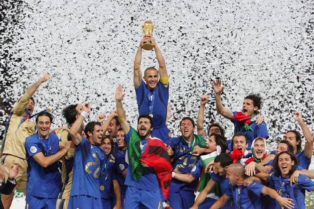 IMAGO Iconic Moments, Fußball Fussball Herren FIFA WM Weltmeisterschaft 2006 Italien - Frankreich: Weltmeister 2006 Italien Jubel bei der Italienischen Mannschaft: Oben Mannschaftskapitän Fabio Cannavaro