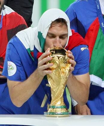 Fussball Herren FIFA WM Weltmeisterschaft 2006 Italien - Frankreich: Italien ist zum 4. mal Weltmeister Francesco Totti küsst den Pokal
