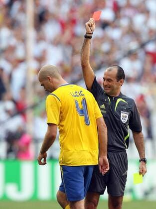 Fussball Herren FIFA WM Weltmeisterschaft 2006 Deutschland - Schweden: FIFA Schiedsrichter Simon Carlos (BRA) zeigt Teddy Lucic (SWE) die gelb rote Karte