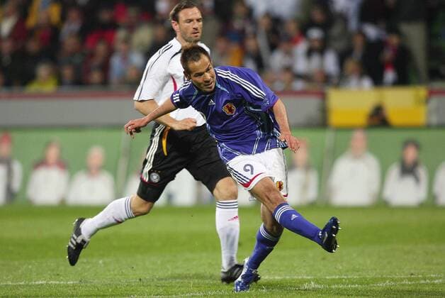 Fussball Weltmeisterschaft FIFA WM 2006 Freundschaftsspiel, Vorbereitungsspiel in Leverkusen Deutschland - Japan: Tor zum 1:0 von Naohiro Takahara (rechts). links Jens Nowotny (Deutschland)