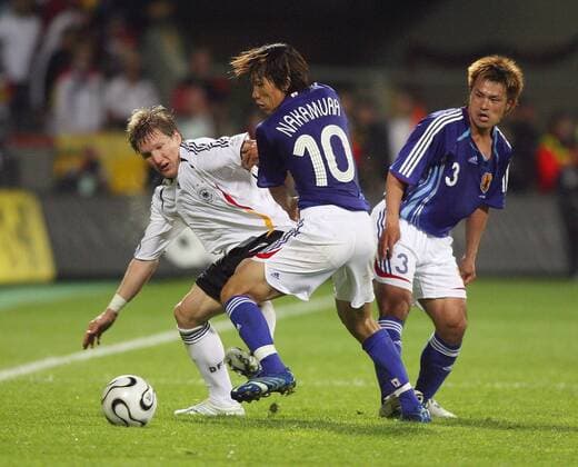 Fussball Weltmeisterschaft FIFA WM 2006 Freundschaftsspiel, Vorbereitungsspiel in Leverkusen Deutschland - Japan: v.l. Bastian Schweinsteiger (Deutschland), Shunsuke Nakamura, Yuichi Komano