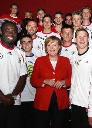 Fussball Herren Nationalmannschaft WM Weltmeisterschaft 2006 : Bundeskanzlerin Angela MERKEL (m) im Kreis der Mannschaft. Die Bundeskanzlerin der Bundesrepublik Deutschland, Angela MERKEL, besuchte am heutigen Dienstag abend die deutsche Fussball Nationalmannschaft in ihrem Quartier im Schlosshotel Grunewald in Berlin. (Photo by Tobias Kuberski - Pool Baumann)