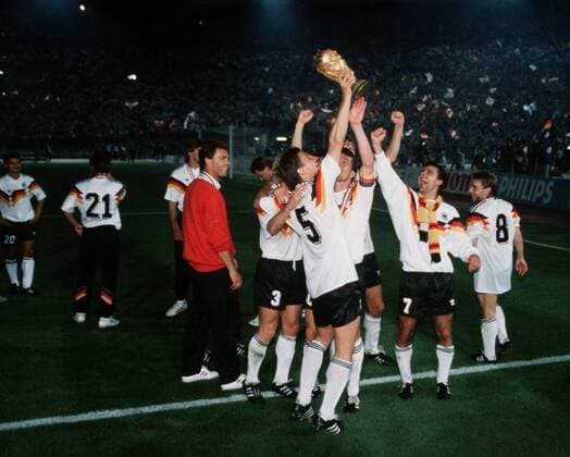 Fussball Weltmeisterschaft WM 1990 90 in Italien, Finale Endspiel Deutschland - Argentinien Jubel Deutschland WM Pokal