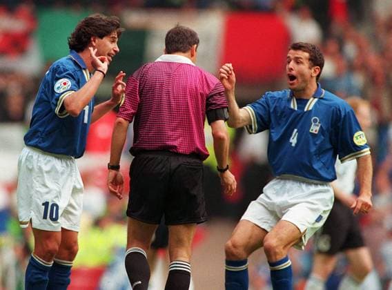 Fussball EM Euro Europameisterschaft 1996 Deutschland - Italien DEMETRIO ALBERTINI (10) & AMEDO CARBONI (4) APPEAL FOR THE ITALIAN PENALTY {