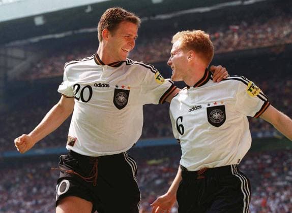 Fussball EM Euro Europameisterschaft 1996 Deutschland - Russland OLIVIER BIERHOFF CONGRATULATES MATTHIAS SAMMER ON SCOREING THE 1st GOAL FOR GERMANY. EURO 96, GERMANY v RUSSIA, OLD TRAFFORD, MANCHESTER, 16 6 96 {