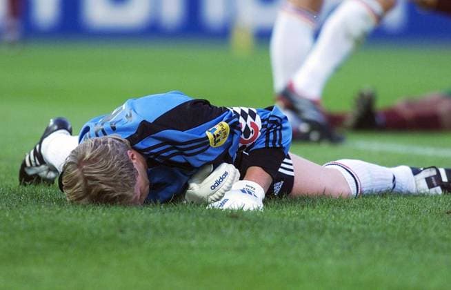 Fussball Europameisterschaft EURO 2000 Deutschland - Portugal in Rotterdam Oliver Kahn am Boden