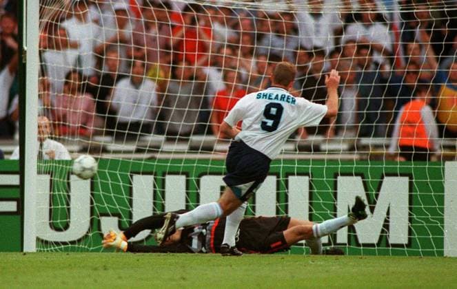 Fussball EM Euro Europameisterschaft 1996 England - Holland ALAN SHEARER SCORES A 1st HALF PENALTY FOR ENGLAND {