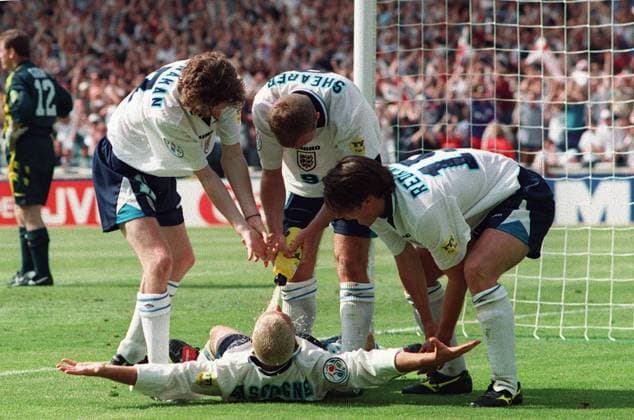 Fussball EM Euro Europameisterschaft 1996 England -Schottland PAUL GASCOIGNE ON GROUND CELEBRATE GASCOIGNE S GOAL WITH MACMANAMAN, SHEARER & REDKNAPP {