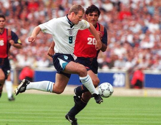 Fussball EM Euro Europameisterschaft 1996 England -Schottland ALAN SHEARER (ENG) CLOSED DOWN BY NADAL (SPAIN). ENGLAND v SPAIN, EURO 96, 1 4 FINAL AT WEMBLEY {