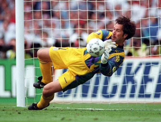 Fussball EM Euro Europameisterschaft 1996 England -Spanien DAVID SEAMAN (ENGLAND) MAKES THE WINNING PENALTY SAVE. ENGLAND v SPAIN, EURO 96, 1 4 FINAL AT WEMBLEY {