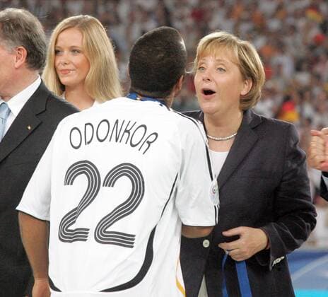 Fussball Herren FIFA WM Weltmeisterschaft 2006 Deutschland - Portugal : Sieger GER im Spiel um Platz 3 , Abschlußfeier : v.l. David Odonkor , Kanzlerin Angela Merkel