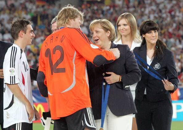 Fussball Herren FIFA WM Weltmeisterschaft 2006 Deutschland - Portugal : Sieger GER im Spiel um Platz 3 , Abschlußfeier : v.l. Torwart Oliver Kahn , Kanzlerin Angela Merkel
