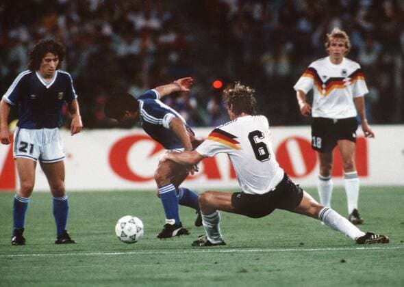 Fussball WM Weltmeisterschaft in Italien 1990 Deutschland BRD - Argentinien ARG Guido Buchwald ( 6 ) Deutschland , Diego Maradona Argentinien