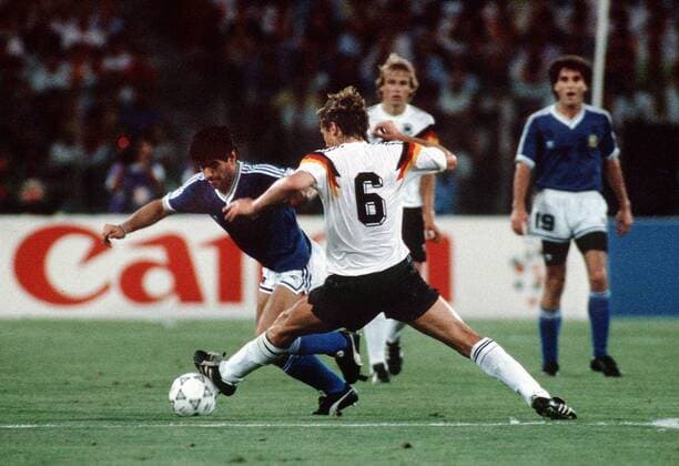 Fussball WM Weltmeisterschaft in Italien 1990 Finale Endspiel Deutschland BRD - Argentinien ARG Guido Buchwald ( 6 ) Deutschland , Diego Maradona Argentinien links