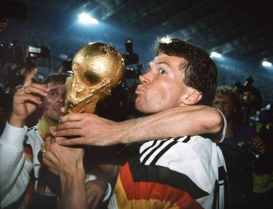Fussball WM Weltmeisterschaft in Italien 1990 Finale Endspiel Deutschland - Argentinien Kapitän Lothar Matthäus Mattheaus mit Pokal