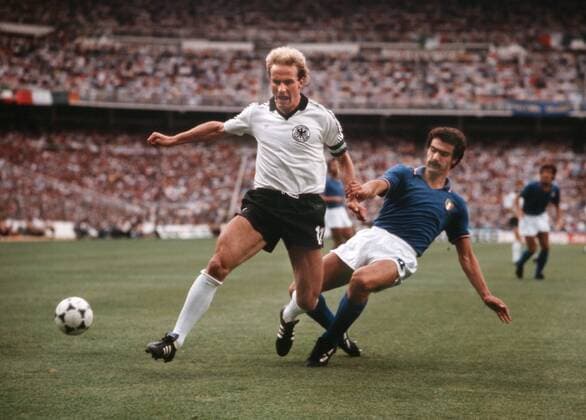 Fussball WM Weltmeisterschaft 1982 - Deutschland ( BRD ) vs. Italien - Karl Heinz Rummenigge ( BRD ) und Giuseppe Bergomi (ITA)