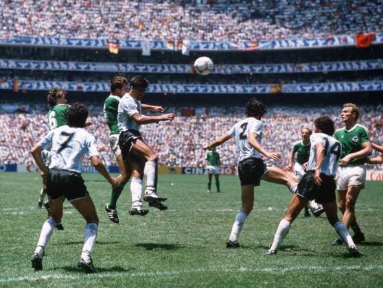 Fussball WM Weltmeisterschaft 1986 Deutschland ( BRD ) - Argentinien ( ARG ) Vorlage zum 2 : 2