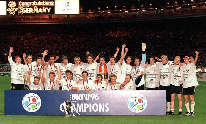Fußball, EM Finale 1996 in London, Deutschland - Tschechien 2:1 n.V. Fussball EM Euro Europameisterschaft 1996 Finale Endspiel Deutschland - Tschechien GERMANY WITH THE EUROPEAN CHAMPIONSHIP TROPHY (T-SHIRTS SAY THANKS EVERYONE FOR A GREAT TOURNAMENT ). CZECH REPUBLIC 1 GERMANY 2, EURO 96 FINAL, WEMBLEY, 30 6 1996 {