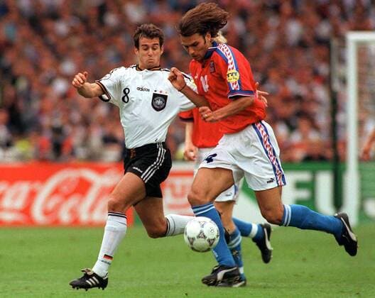 Fußball, EM Finale 1996 in London, Deutschland - Tschechien 2:1 n.V. Fussball EM Euro Europameisterschaft 1996 Finale Endspiel Deutschland - Tschechien PATRIK BERGER (CZECH) CHASED BY MEHMET SCHOLL (GER). CZECH REPUBLIC v GERMANY, EURO 96 FINAL, WEMBLEY, 30 6 1996 {