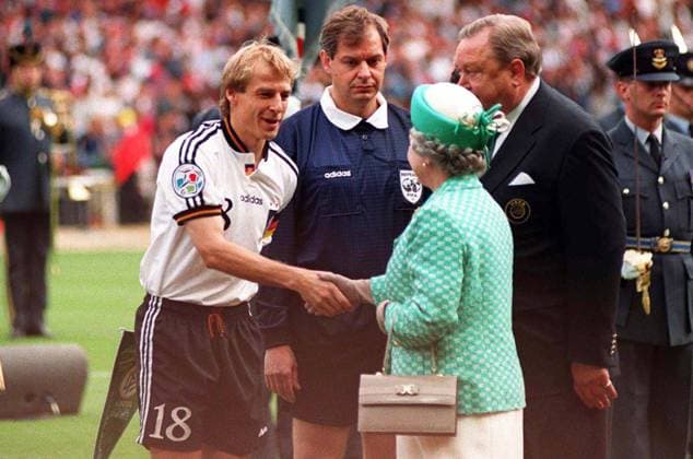 Fußball, EM Finale 1996 in London, Deutschland - Tschechien 2:1 n.V. Fussball EM Euro Europameisterschaft 1996 Finale Endspiel Deutschland - Tschechien THE QUEEN Elizabeth II SHAKES HANDS WITH GERMANY CAPTAIN JUERGEN KLINSMANN. CZECH REPUBLIC v GERMANY, EURO 96 FINAL, WEMBLEY, 30 6 1996 {