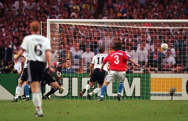 Fußball, EM Finale 1996 in London, Deutschland - Tschechien 2:1 n.V. Fussball EM Euro Europameisterschaft 1996 Finale Endspiel Deutschland - Tschechien OLIVER BIERHOFF (OBSCURED, LEFT) SCORES THE WINNING GOAL FOR GERMANY IN SUDDEN DEATH EXTRA TIME. CZECH REPUBLIC 1 GERMANY 2, EURO 96 FINAL, WEMBLEY, 30 6 1996 {