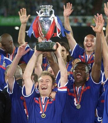 Fußball, EM Finale 2000 in Rotterdam, Frankreich - Italien 2-1 n.V. Fussball Europameisterschaft EURO 2000 Finale Endspiel Frankreich - Italien in Rotterdam Siegerehrung Europameister Frankreich Didier Deschamps mit Pokal
