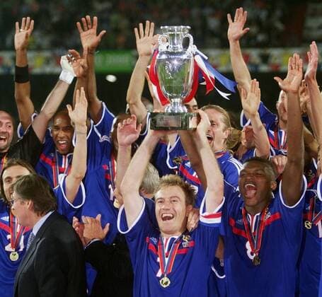 Fussball Europameisterschaft EURO 2000 Finale Endspiel Frankreich - Italien in Rotterdam Siegerehrung Europameister Frankreich Didier Deschamps mit Pokal