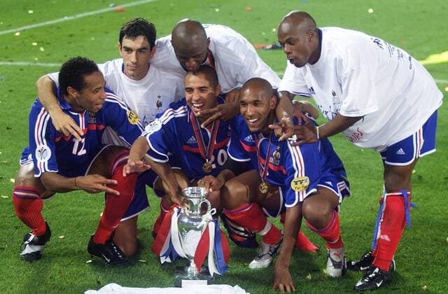 Fußball, EM Finale 2000 in Rotterdam, Frankreich - Italien 2-1 n.V. Fussball Europameisterschaft EURO 2000 Finale Endspiel Frankreich - Italien in Rotterdam Jubel Frankreich vorne von links: Henry Thierry , Golden- Goal Schütze David Trezeguet , Nicolas Anelka