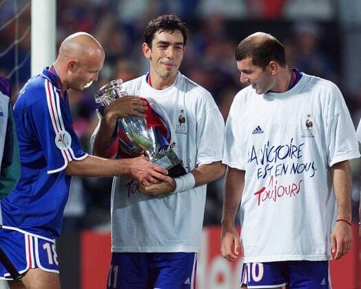 Fußball, EM Finale 2000 in Rotterdam, Frankreich - Italien 2-1 n.V. Fussball Europameisterschaft EURO 2000 Finale Endspiel Frankreich - Italien in Rotterdam Jubel von links: Frank Leboeuf , Robert Pires , Zinedine Zidane