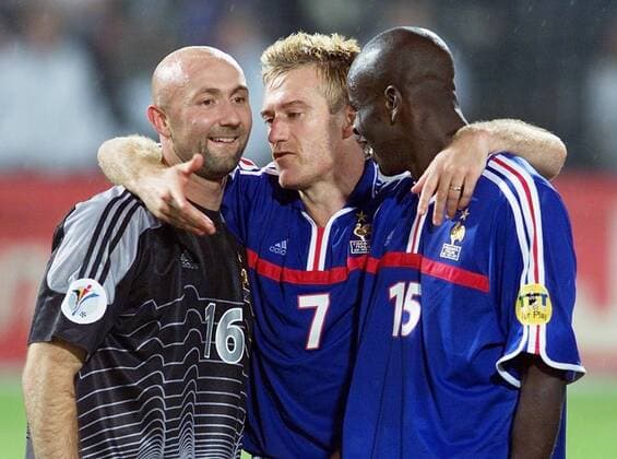 Fussball Europameisterschaft EURO 2000 Finale Endspiel Frankreich - Italien in Rotterdam von links: Fabien Barthez , Didier Deschamps , Lilian Thuram