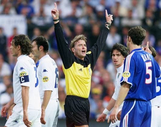 Fußball, EM Finale 2000 in Rotterdam, Frankreich - Italien 2-1 n.V. Fussball Europameisterschaft EURO 2000 Finale Endspiel Frankreich - Italien in Rotterdam Schiedsrichter Anders Frisk (Mitte)
