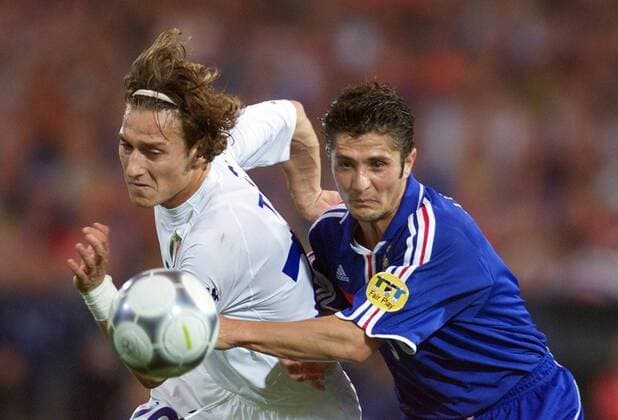 Fußball, EM Finale 2000 in Rotterdam, Frankreich - Italien 2-1 n.V. Fussball Europameisterschaft EURO 2000 Finale Endspiel Frankreich - Italien in Rotterdam von links: Francesc Totti , Bixente Lizarazu