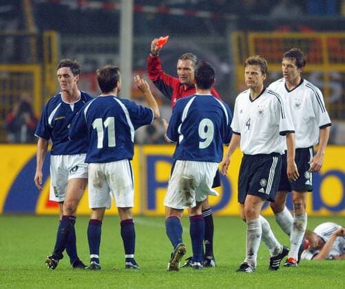 Fussball Laenderspiel EM Qualifikation Deutschland - Schottland Rote Karte von Schiedsrichter Anders Frisk für Neil McCann ( Schottland ganz links )