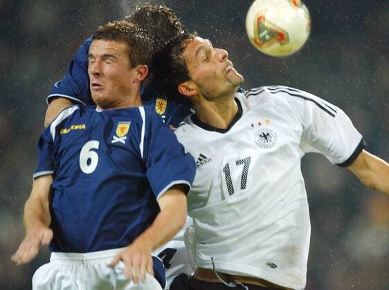 Fussball Laenderspiel EM Qualifikation Deutschland - Schottland von links: Barry Ferguson ( Schottland ) Kevin Kuranyi ( Deutschland )