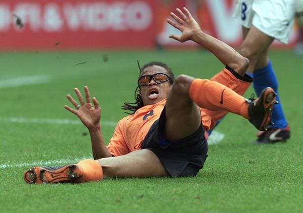 Fussball Europameisterschaft EURO 2000 Halbfinale in Amsterdam Italien - Niederlande Harte Landung f¸r Edgar Davids (Niederlande)