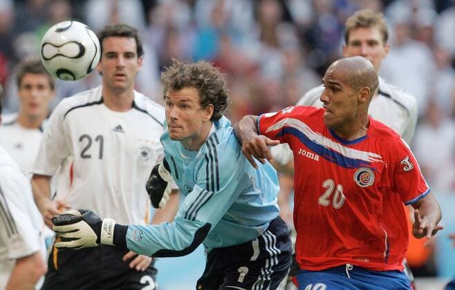 Fussball Herren FIFA WM Weltmeisterschaft 2006 Deutschland - Costa Rica : v.l. Torwart Jens Lehmann (GER) , Keiji Tamada (CRC)