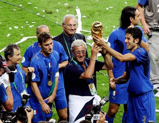 Fussball Herren FIFA WM Weltmeisterschaft 2006 Italien - Frankreich : Trainer Italien Marcello Lippi , rechts: Fabio Grosso ( ITA )