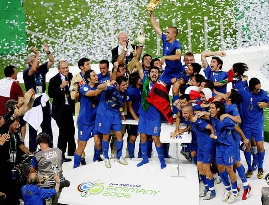 Fussball Herren FIFA WM Weltmeisterschaft 2006 Italien - Frankreich : Jubel Italien mit Pokal Fabio Cannavaro