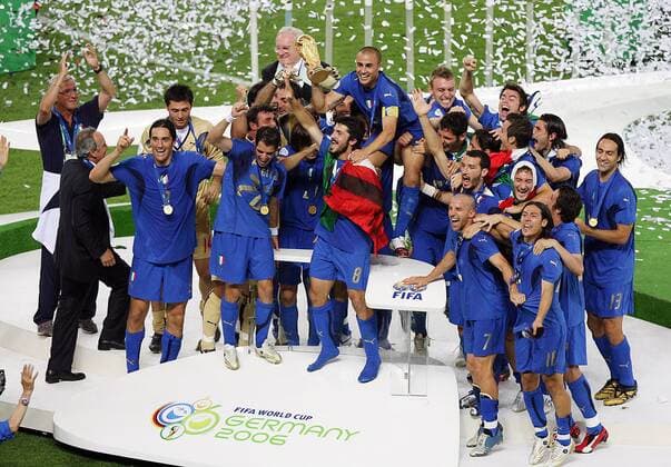 Fussball Herren FIFA WM Weltmeisterschaft 2006 Italien - Frankreich : Jubel Italien mit Pokal Fabio Cannavaro