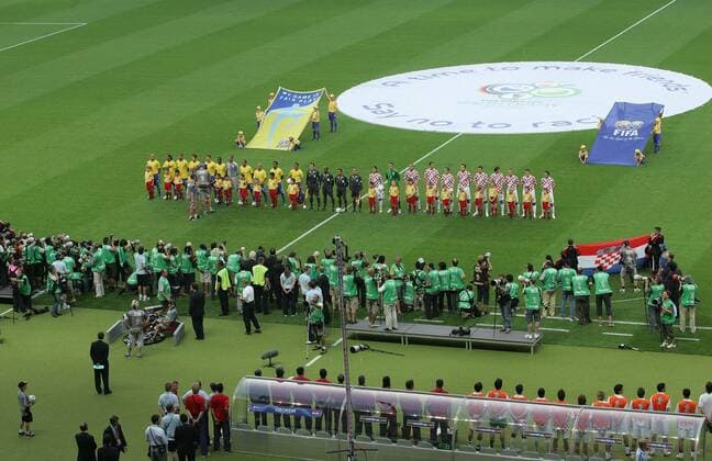 Fussball Herren FIFA WM Weltmeisterschaft 2006 Brasilien - Kroatien : beide Mannschaften vor dem Spiel. links Brasilien, rechts Kroatien, vor den Mannschaften die Fotografen