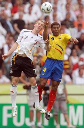 Fussball Herren FIFA WM Weltmeisterschaft 2006 Ecuador - Deutschland : v.l. Bastian Schweinsteiger (GER) , Ulises de la Cruz (ECU)