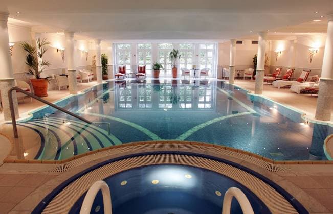 Fussball Herren Nationalmannschaft Das Hotel der deutschen Fussball-Nationalmannschaft waehrend der Fussball WM 2006 in Berlin Das SCHLOSSHOTEL-GRUNEWALD in Berlin : Pool Im Wellness Fitnessbereich (Foto Tobias Kuberski - Pool Baumann)