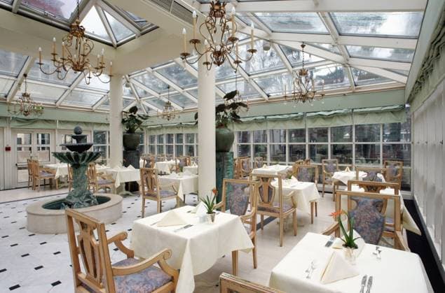 Fussball Herren Nationalmannschaft Das Hotel der deutschen Fussball-Nationalmannschaft waehrend der Fussball WM 2006 in Berlin Das SCHLOSSHOTEL-GRUNEWALD in Berlin : Frühstück im Wintergraten (Foto Tobias Kuberski - Pool Baumann)