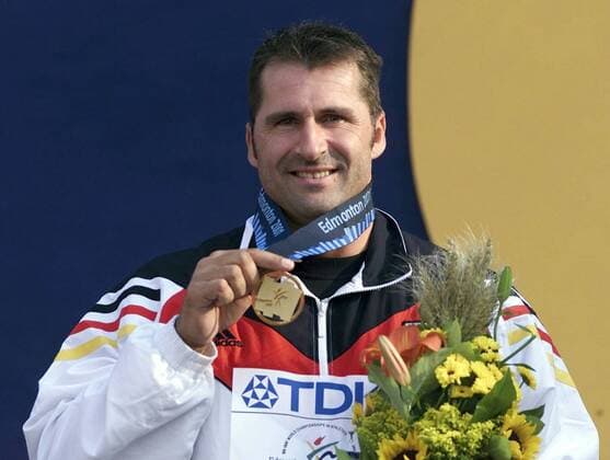 Leichtathletik Weltmeisterschaft in Edmonton 2001 Diskuswerfen Siegerehrung Lars Riedel