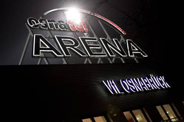 Fußball, Stadiongeschichte VfL Osnabrück Osnabrück, Deutschland 14. Februar 2012: 3. Bundesliga 11 12 - VfL Osnabrück vs. SV Wehen Wiesbaden. Flutlicht in der Osnatel Arena.