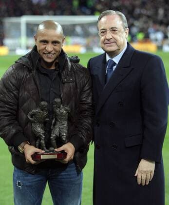 Primera Division - Real CF Madrid - Präsident Florentino Perez ehrt den ehemaligen Spieler der Königlichen Roberto Carlos (Brasilien), der von 1996 bis 2007 für den Verein aktiv war - 2011 12 G.xKaplan 