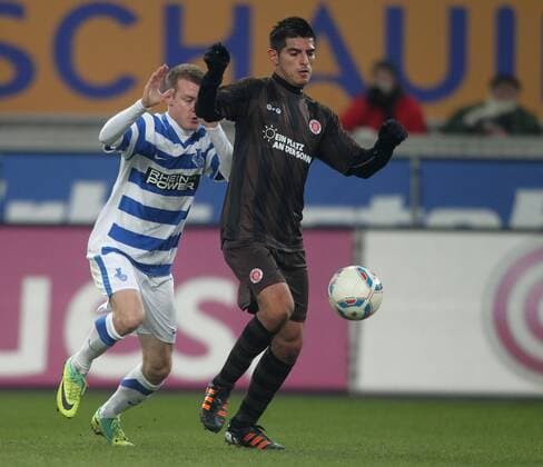 17.02.2012, Duisburg, Fussball, 2. Bundesliga, MSV Duisburg - FC St. Pauli. v.l. Daniel Brosinski (Duisburg) gegen Carlos Zambrano (St. Pauli).