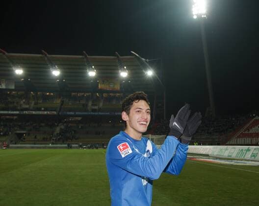 FUSSBALL 2. BUNDESLIGA, KARLSRUHER SC-ENERGIE COTTBUS 2:0, 17.02.2012, KARLSRUHE - Hakan CALHANOGLU (Karlsruher SC) feiert den Sieg nach dem Spiel vor der Fankurve. Fußball 2. Bundesliga Karlsruher SC-Energie Cottbus 17.02.2012