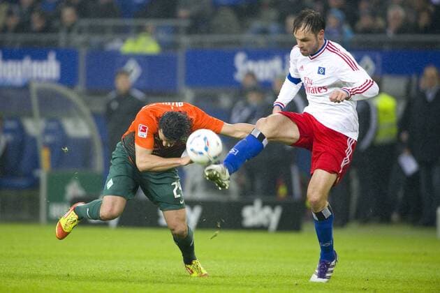 Claudio PIZARRO (li., HB) gegen Heiko WESTERMANN (HH), Aktion, Zweikampf, Fussball 1. Bundesliga, Spieltag 22, Hamburger SV (HH) - Werder Bremen (HB) 1:3 am 18.02.2012 in Hamburg Deutschland